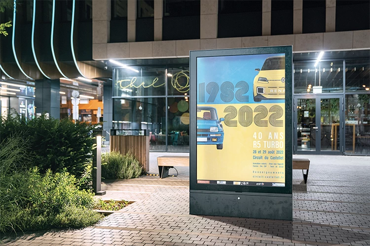 visuel de présentation de l'affiche 40 ans de la R5 Turbo dans un présentoir à affiche dans la rue - Kyōru Agence web créative